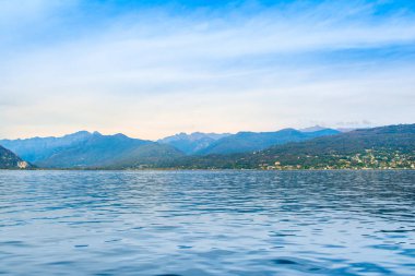 Maggiore Gölü 'nün gün batımı manzarası, İtalya 
