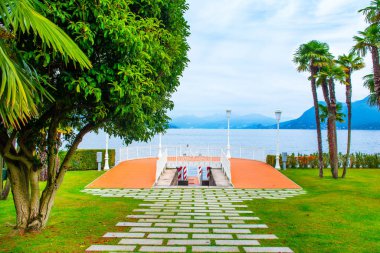 Maggiore Gölü 'nün gün batımı manzarası, İtalya 