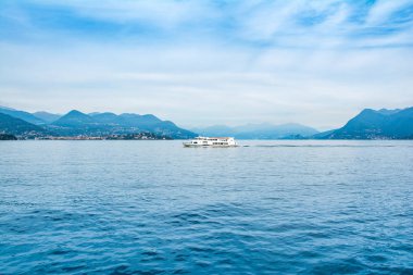 Maggiore Gölü 'nde gezi teknesi