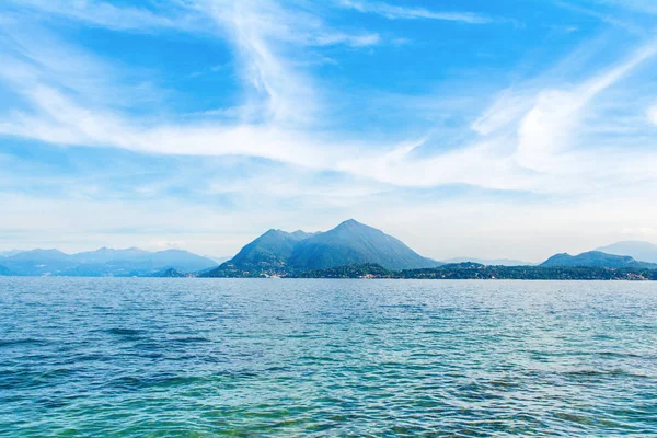 Maggiore Gölü 'nün gün batımı manzarası, İtalya 