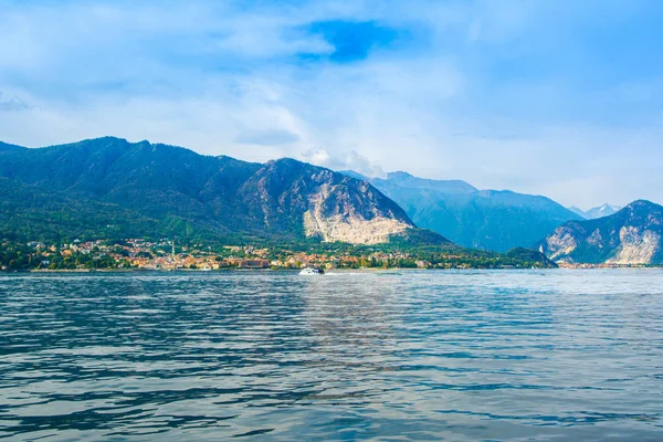 Paisaje al atardecer del Lago Mayor, Italia — Foto de Stock