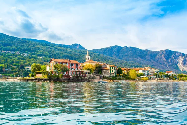 Hermoso paisaje otoñal de la Isola Pescatori, Italia — Foto de Stock