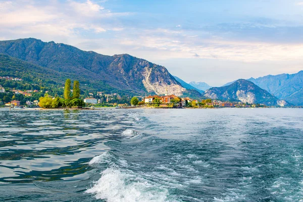 Hermoso paisaje otoñal de la Isola Pescatori, Italia — Foto de Stock