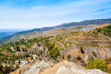 İspanya 'da dağ ve yeşil tepeli güzel Akdeniz panoramik manzarası