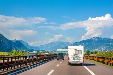 Trentino, İtalya - 7 Mayıs 2019: İtalya 'da dağlarla çevrili otoyol manzarası ve Güney Tyrol manzarası