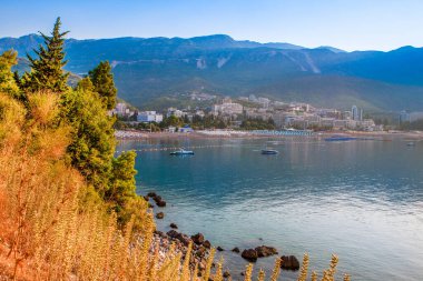 Becici, Montanegro - 9 Ağustos 2019: Adriyatik kıyısının gün doğumu manzarası, Becici, Karadağ
