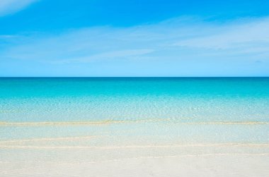 Saadiyat Adası, Birleşik Arap Emirlikleri 'ndeki temiz turkuaz okyanus ve kumlu plajların güzel manzarası. 