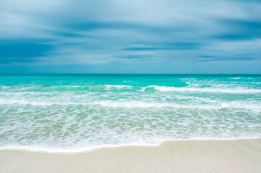 Fırtına öncesi bulutlu ve fırtınalı arazi, Maldivler