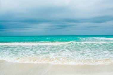 Fırtına öncesi bulutlu ve fırtınalı arazi, Maldivler