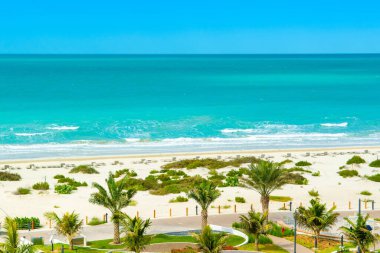 Saadiyat Adası, Birleşik Arap Emirlikleri 'ndeki temiz turkuaz okyanus ve kumlu plajların güzel manzarası. 