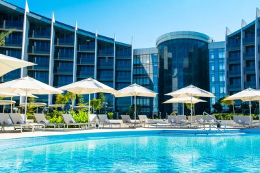 Saadiyat Adası, Birleşik Arap Emirlikleri - 11 Ocak 2020: Saadiyat Adası 'ndaki lüks otelde güneşlik ve şemsiyeli havuz alanı