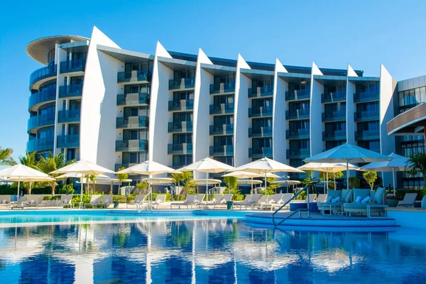 Saadiyat Adası, Birleşik Arap Emirlikleri - 11 Ocak 2020: Saadiyat Adası 'ndaki lüks otelde güneşlik ve şemsiyeli havuz alanı