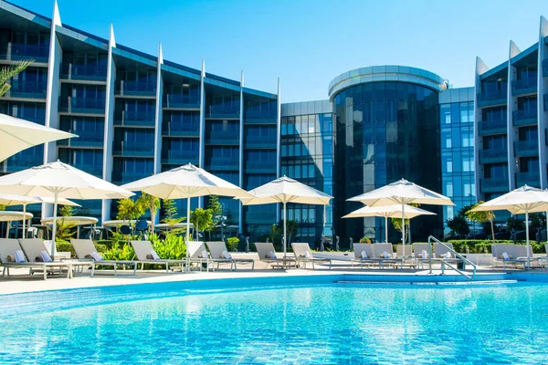 Saadiyat Adası, Birleşik Arap Emirlikleri - 11 Ocak 2020: Saadiyat Adası 'ndaki lüks otelde güneşlik ve şemsiyeli havuz alanı