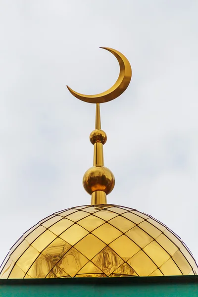 Cúpula dourada do templo muçulmano no Volga Médio — Fotografia de Stock