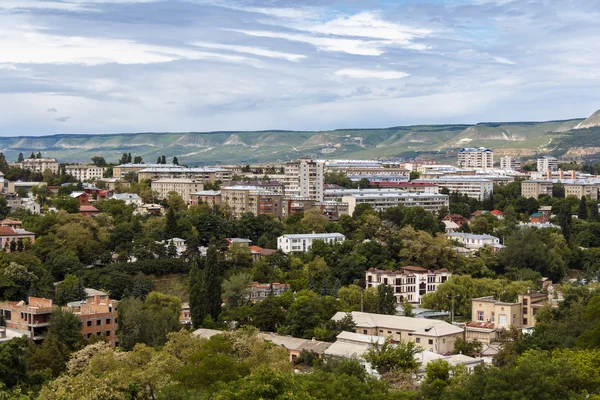Utsikt över staden med berg — Stockfoto