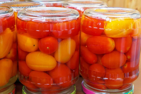 Masanın üzerine konserve domates