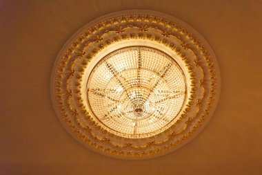 Tavanda büyük avize