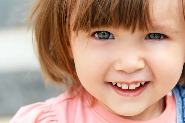 Ragazza caucasica con i capelli corti — Foto Stock