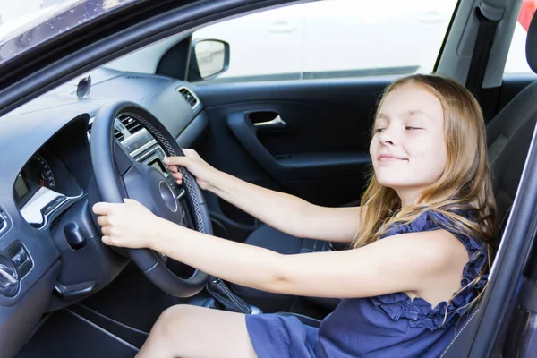 Nettes Mädchen im Auto — Stockfoto