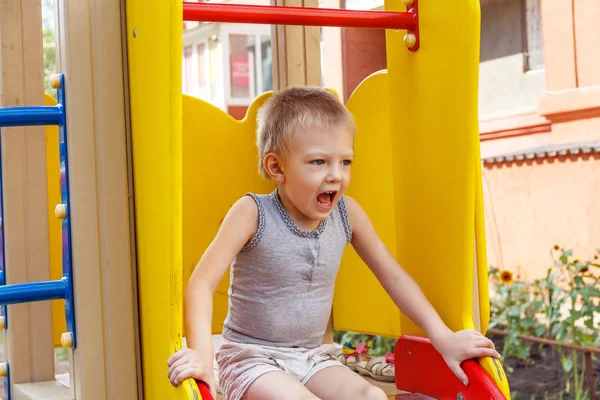 Μικρό παιδί στην παιδική χαρά ουρλιάζοντας — Φωτογραφία Αρχείου