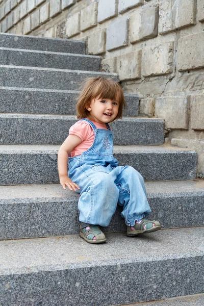 Mädchen sitzt auf der Treppe — Stockfoto