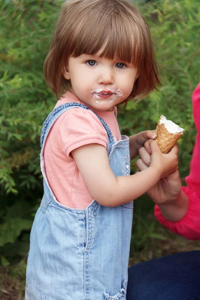 Cute girl are eating icecream — Stock Photo, Image