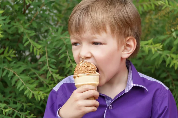 Blond child eating icecream — Stock Photo, Image