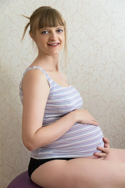 Leende gravid kvinna — Stockfoto