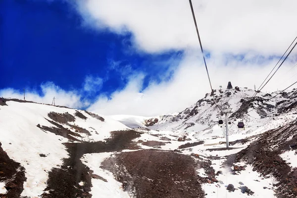在白色的高加索山脉的索道缆车 — 图库照片