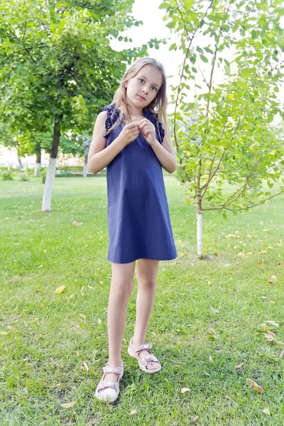 Caucasian girl in green park — Stock Photo, Image