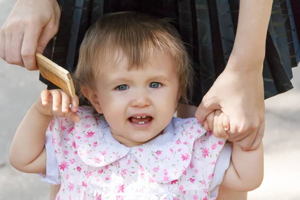 Girl does not like comb — Stock Photo, Image