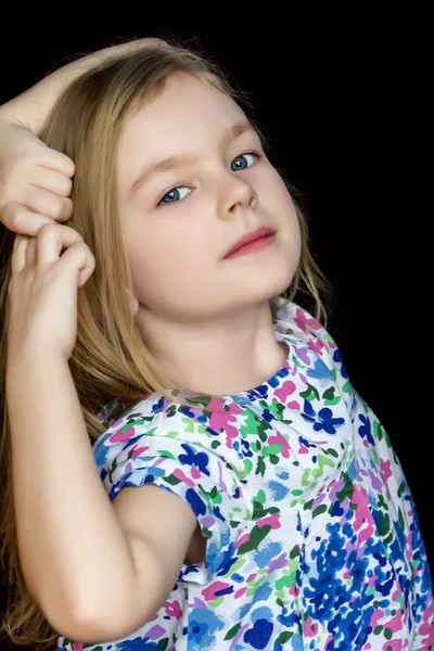 Menina bonito no fundo preto no vestido azul — Fotografia de Stock