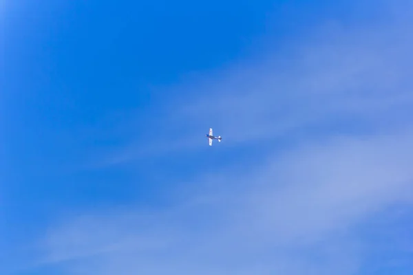 Avion militaire dans le ciel bleu — Photo