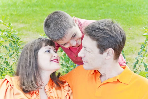Hablando de la familia con la madre padre y el hijo —  Fotos de Stock