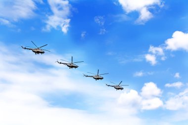 Geçit töreni dört savaş helikopterler