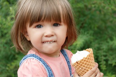 Sevimli kız dondurma yeme