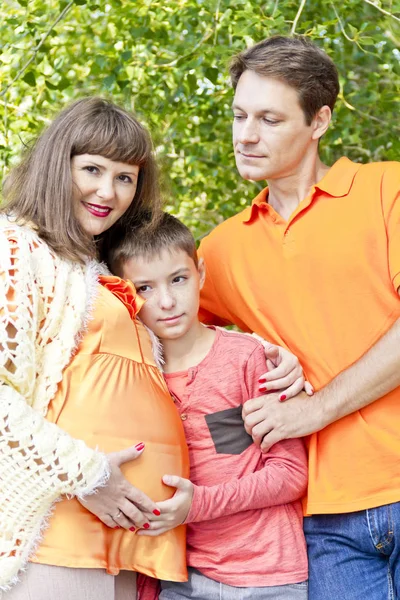 Familia este mama însărcinată tată și fiu — Fotografie, imagine de stoc