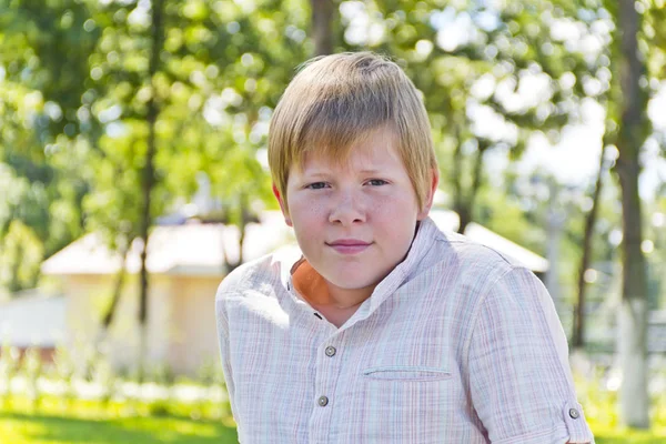Portret van blonde jongen in zonlicht — Stockfoto