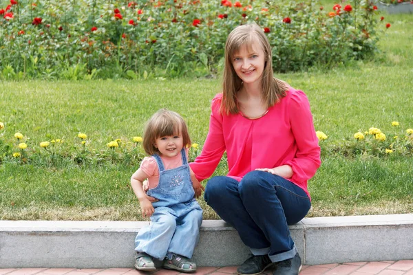 Mother and daughter in summer — Stock Photo, Image