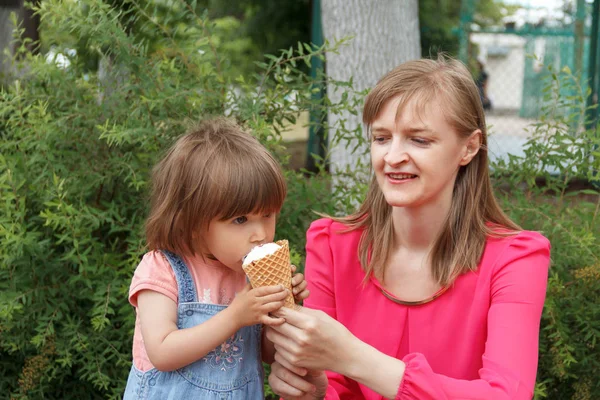 Μητέρα και κόρη τρώνε παγωτό — Φωτογραφία Αρχείου