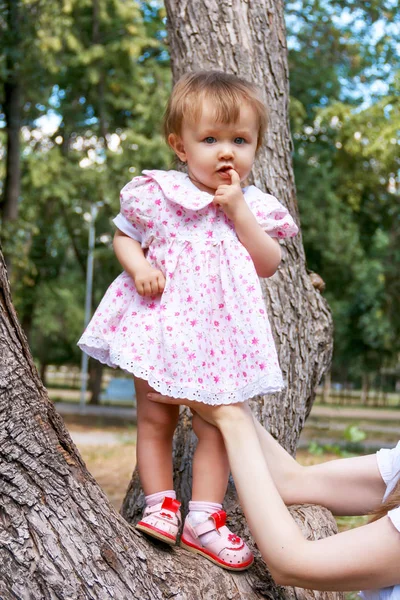 Lindo bebé en vestido rosa dedo suckle — Foto de Stock