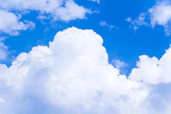 Cielo azul de verano con nubes blancas —  Fotos de Stock