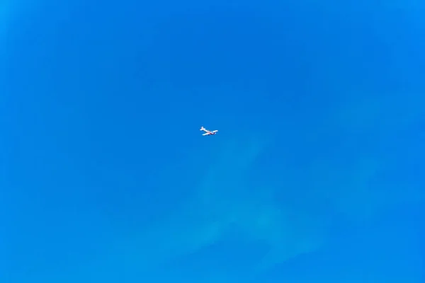 Военный самолет в голубом небе — стоковое фото