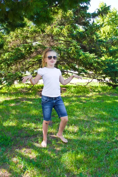 Dansande flicka i solglasögon med ont knä — Stockfoto