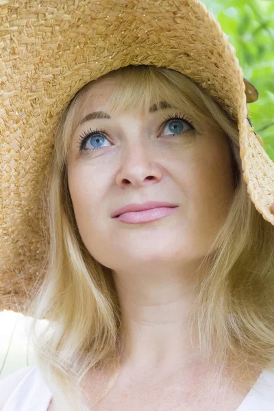 Ευρωπαϊκό ξανθιά γυναίκα στο ψάθινο καπέλο — Φωτογραφία Αρχείου