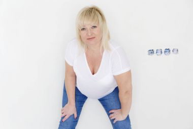 Kadın beyaz boş oda içinde