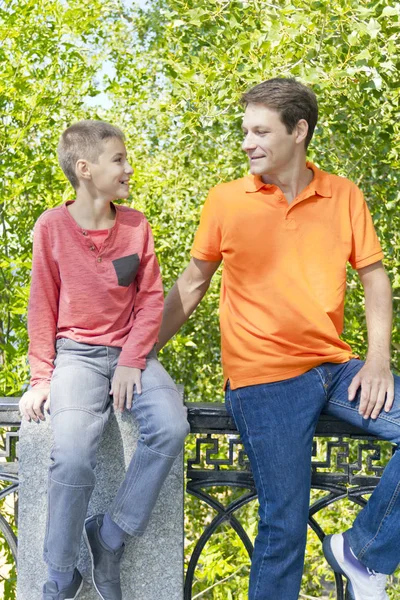 Vater und Sohn lächeln im Sommerpark — Stockfoto