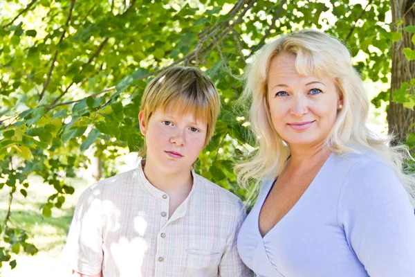 Mujer rubia e hijo sonriendo en verano — Foto de Stock