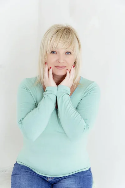 Portrét Blond ženy v zeleném — Stock fotografie