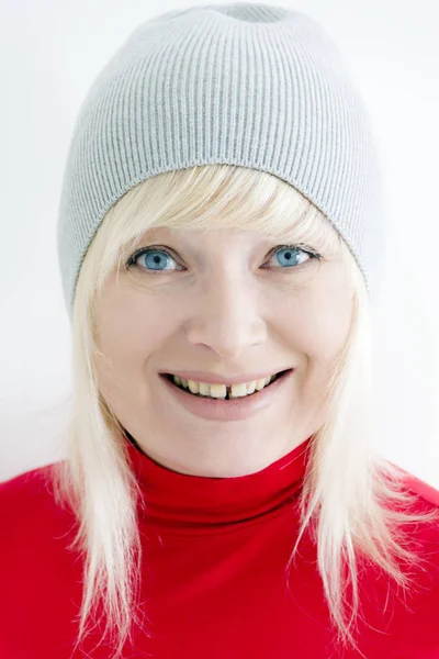 Portrait de femme blonde en rouge — Photo